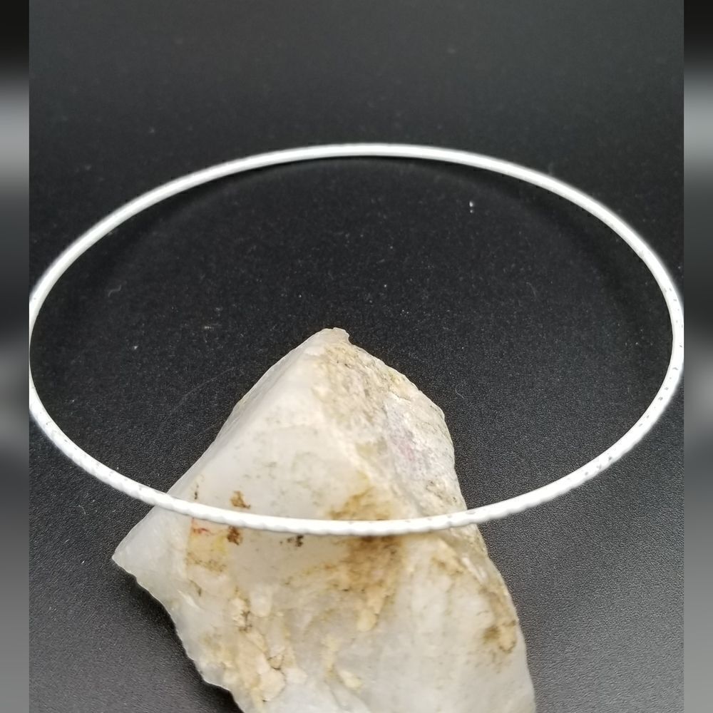 White bangle bracelet. B633